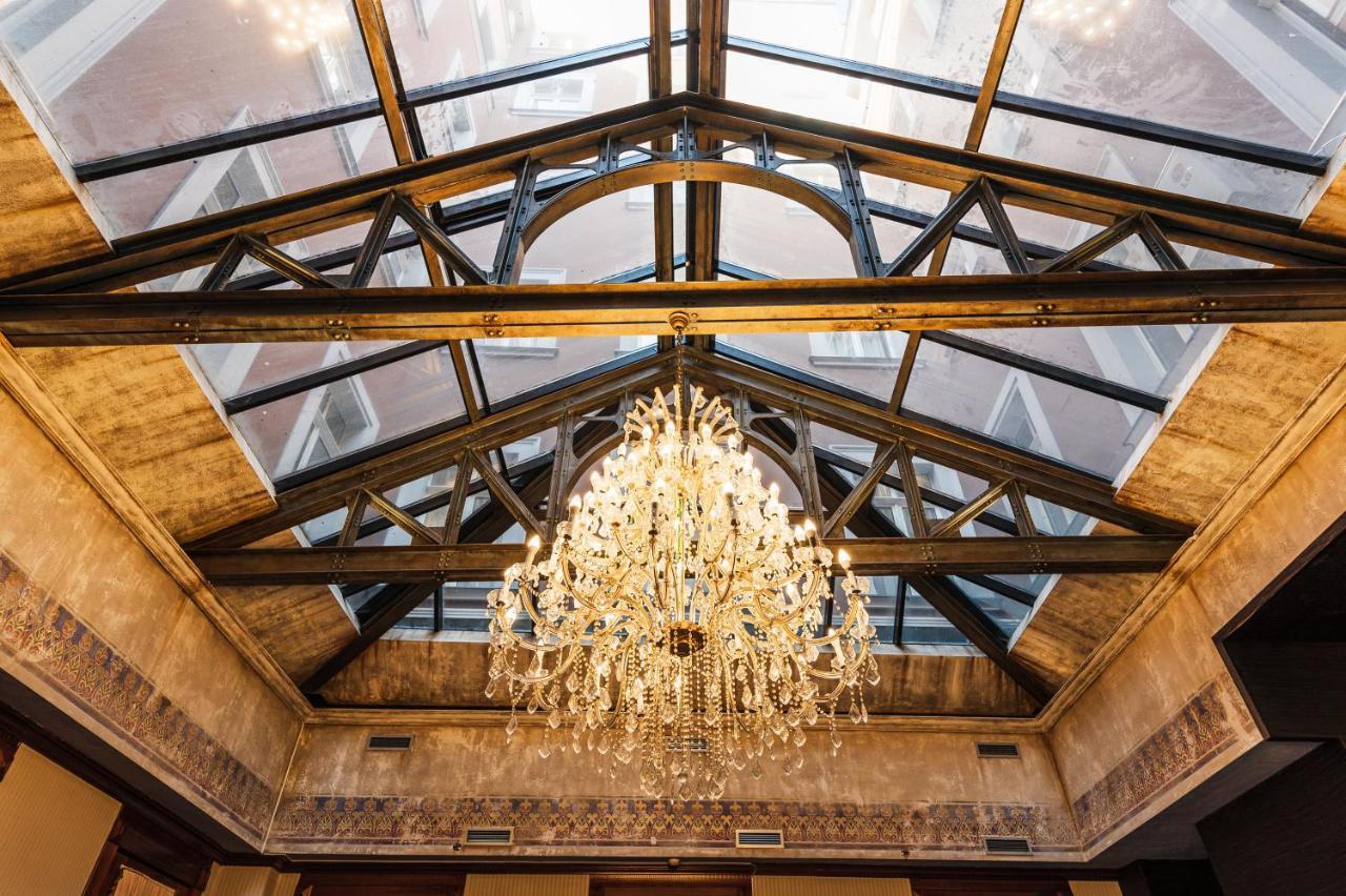 Hotel Europe Sarajevo Luaran gambar The ceiling of the lobby
