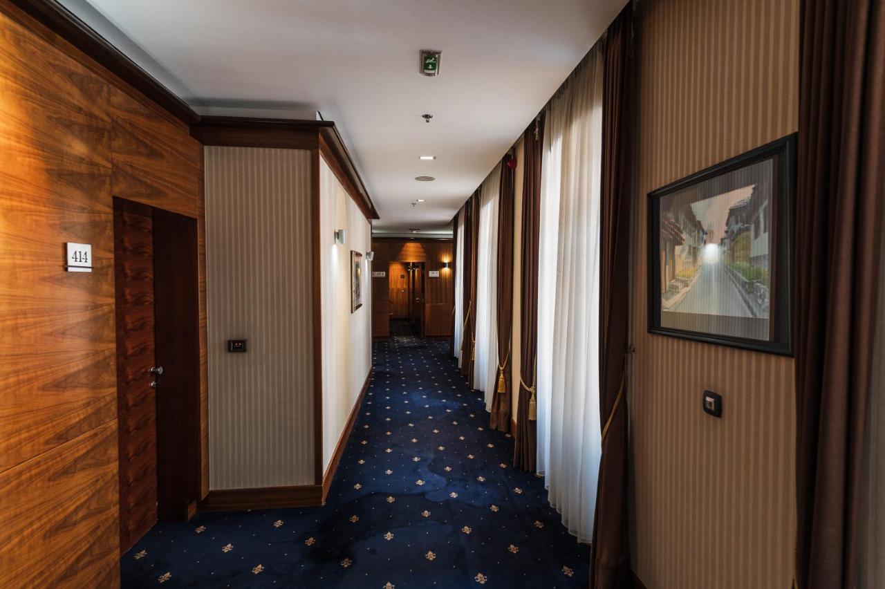 Hotel Europe Sarajevo Luaran gambar A corridor in the hotel
