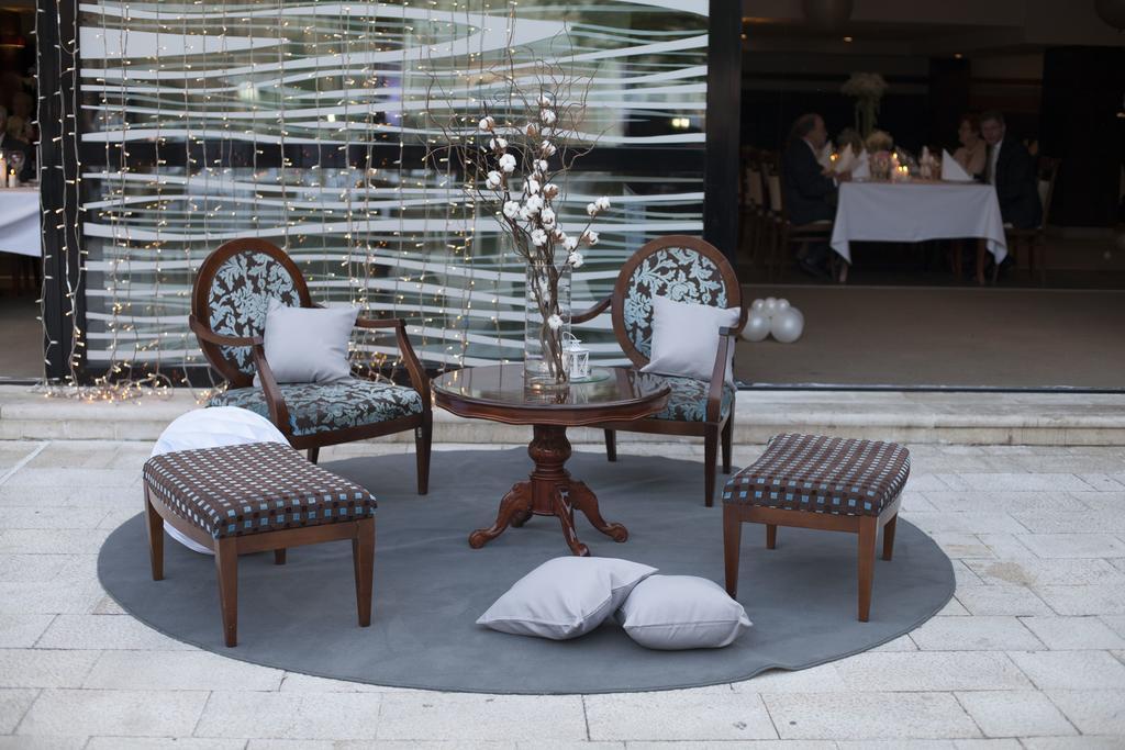 Hotel Europe Sarajevo Luaran gambar A set of furniture