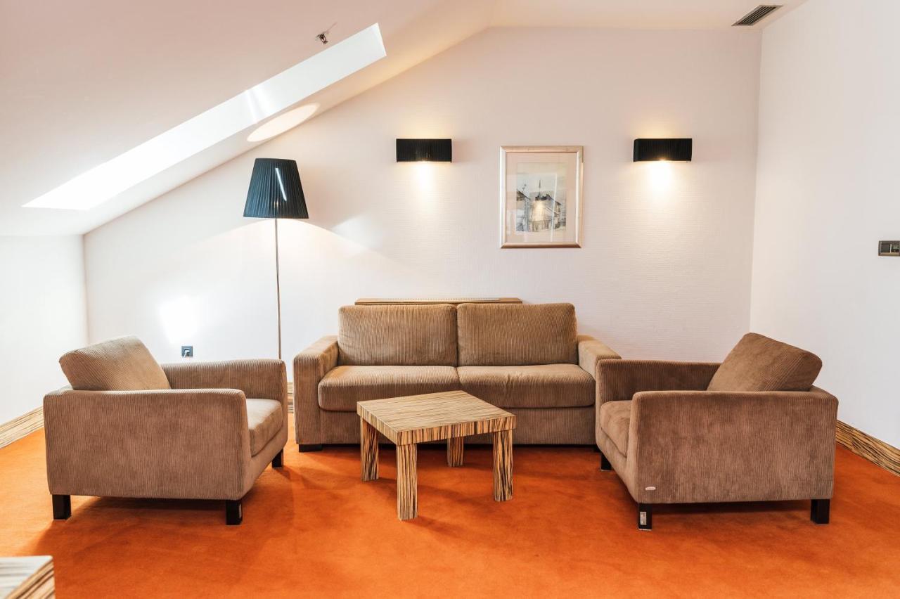 Hotel Europe Sarajevo Luaran gambar A living room with carpet